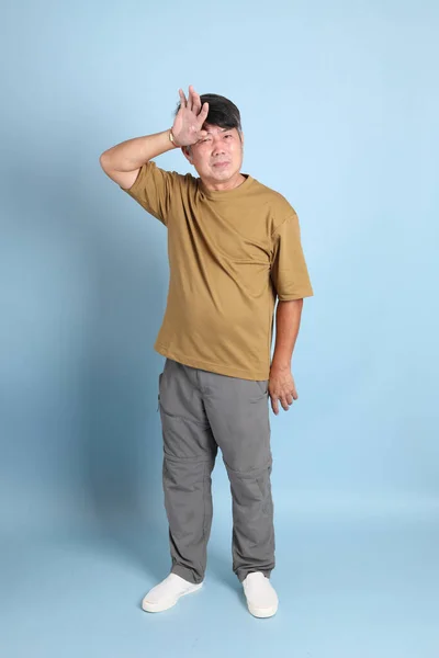 Homem Asiático Sênior Com Roupas Casuais Fundo Azul — Fotografia de Stock