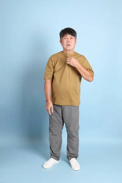 Homem Asiático Sênior Com Roupas Casuais Fundo Azul — Fotografia de Stock