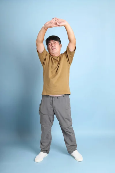 Hombre Asiático Mayor Con Ropa Casual Pie Sobre Fondo Azul — Foto de Stock