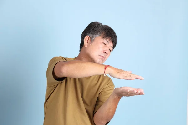 Senior Aziatische Man Met Casual Kleding Staan Blauwe Achtergrond — Stockfoto