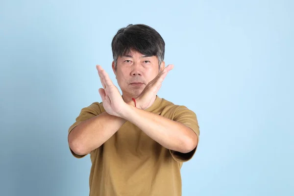 Hombre Asiático Mayor Con Ropa Casual Pie Sobre Fondo Azul —  Fotos de Stock