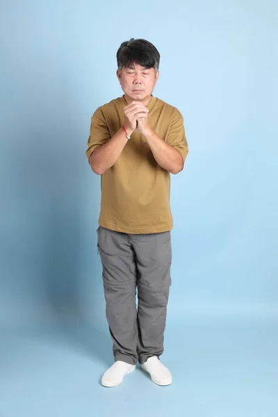 Hombre Asiático Mayor Con Ropa Casual Pie Sobre Fondo Azul — Foto de Stock