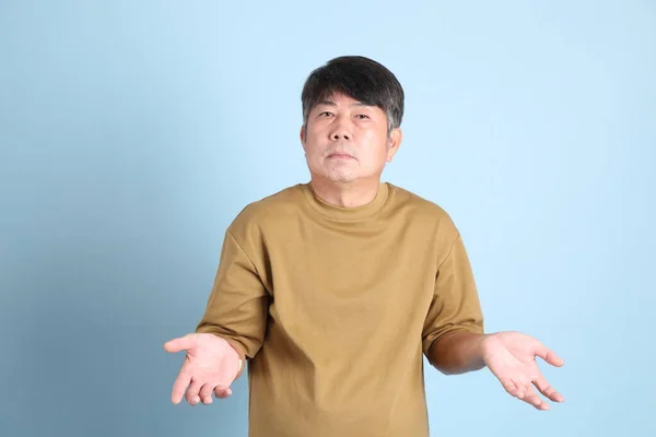 Uomo Asiatico Anziano Con Vestiti Casual Piedi Sullo Sfondo Blu — Foto Stock
