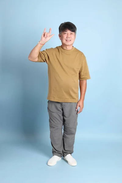 Starší Asijský Muž Ležérní Oblečení Stojící Modrém Pozadí — Stock fotografie
