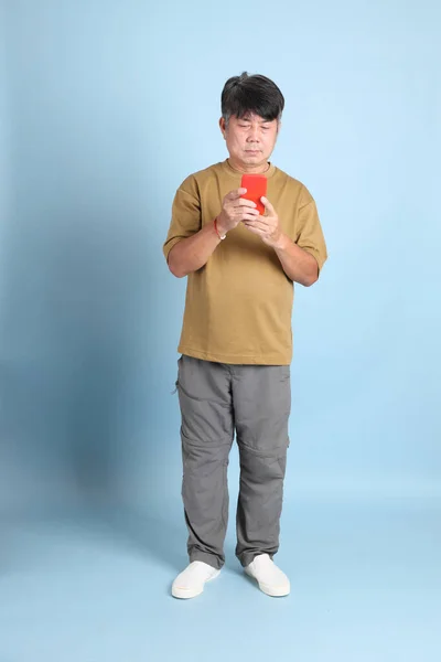 Homem Asiático Sênior Com Roupas Casuais Fundo Azul — Fotografia de Stock