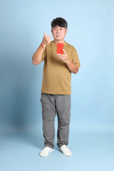 Pria Asia Senior Dengan Pakaian Kasual Berdiri Latar Belakang Biru — Stok Foto