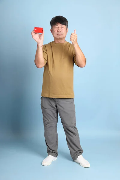 Starszy Azjata Luźnych Ubraniach Stojący Niebieskim Tle — Zdjęcie stockowe