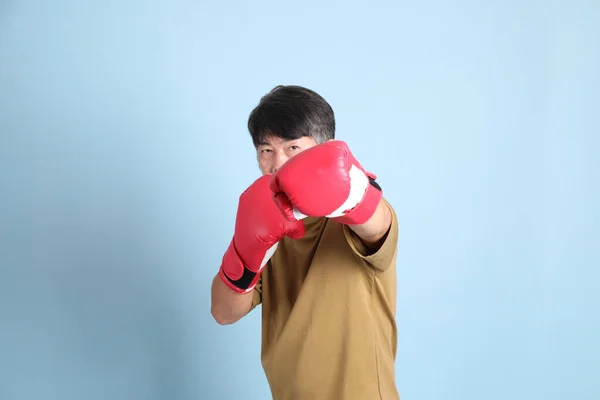 Uomo Asiatico Anziano Con Vestiti Casual Piedi Sullo Sfondo Blu — Foto Stock