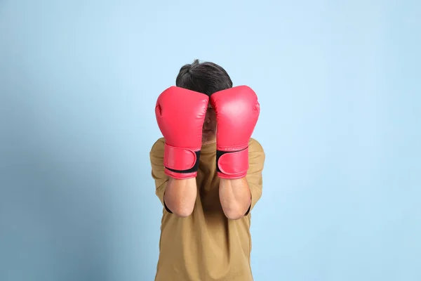 Hombre Asiático Mayor Con Ropa Casual Pie Sobre Fondo Azul — Foto de Stock