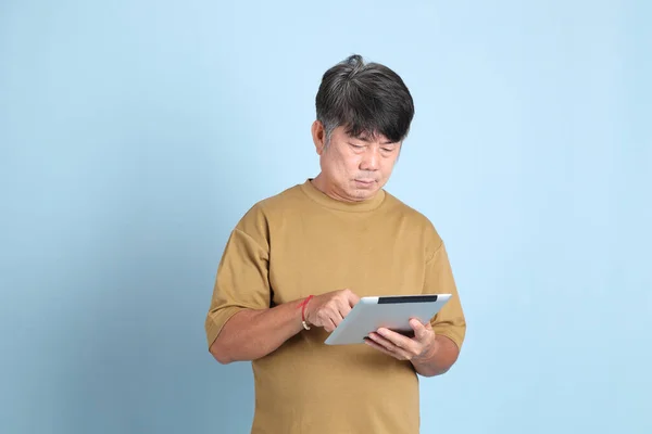 Uomo Asiatico Anziano Con Vestiti Casual Piedi Sullo Sfondo Blu — Foto Stock