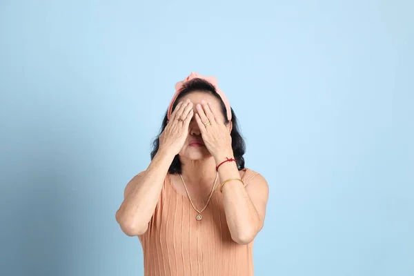 Mulher Asiática Sênior Com Marrom Vestido Sobre Fundo Azul — Fotografia de Stock