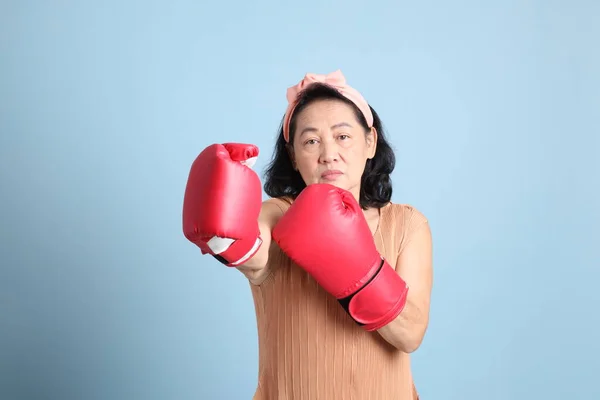 Senior Aziatische Vrouw Met Bruin Gekleed Staan Blauwe Achtergrond — Stockfoto