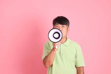 Pembe arka planda sıradan giyinmiş kıdemli Asyalı adam..