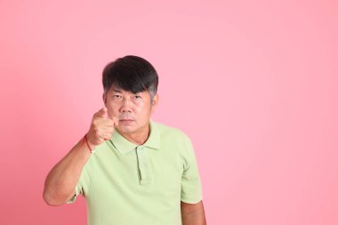 Pembe arka planda sıradan giyinmiş kıdemli Asyalı adam..