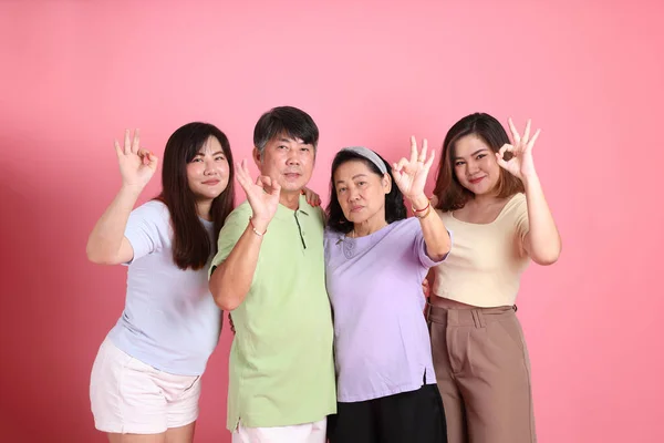 Happy Asian Family Standing Pink Background — Stock Photo, Image