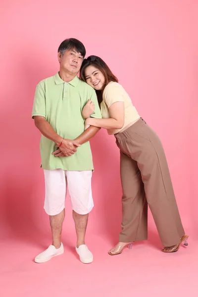 Padre Hija Asiáticos Pie Sobre Fondo Rosa — Foto de Stock