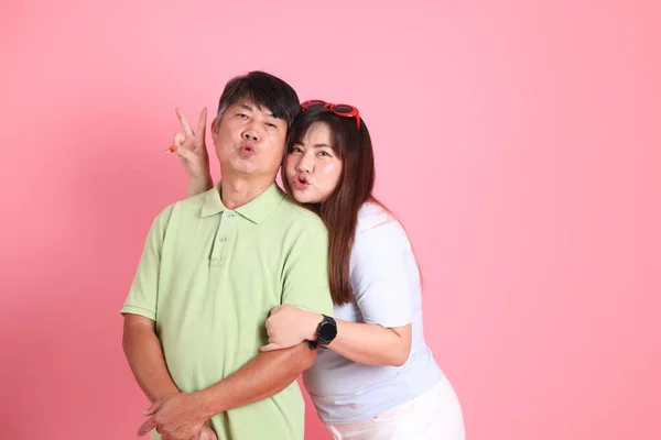 Asian Father Daughter Standing Pink Background — Stock Photo, Image