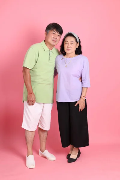 Das Ältere Asiatische Paar Mit Lässiger Kleidung Steht Auf Dem — Stockfoto