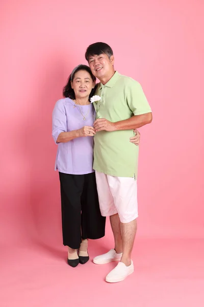 Das Ältere Asiatische Paar Mit Lässiger Kleidung Steht Auf Dem — Stockfoto