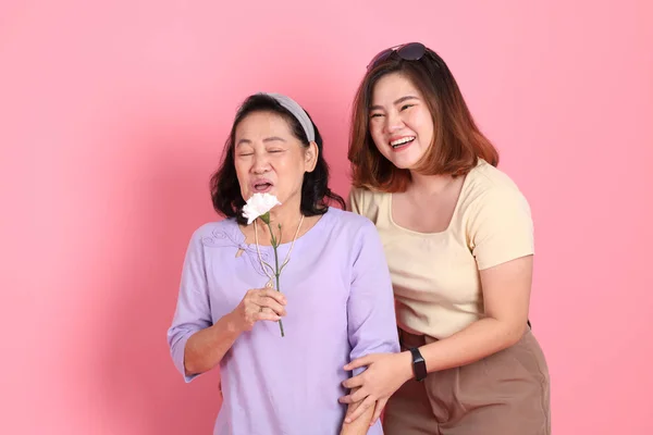 Die Asiatische Familie Lässiger Kleidung Steht Auf Dem Rosa Hintergrund — Stockfoto