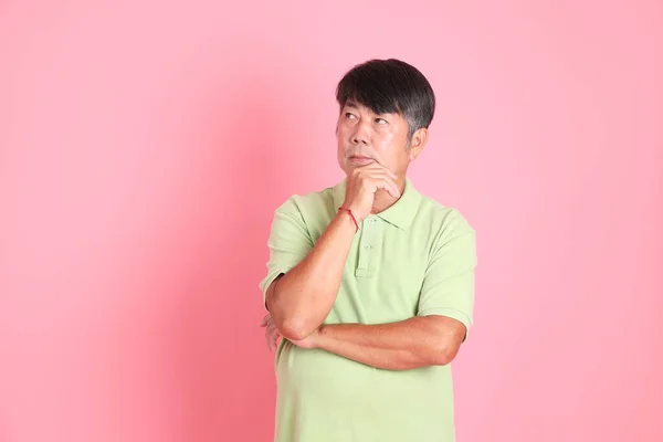 Uomo Asiatico Anziano Con Vestiti Casual Piedi Sullo Sfondo Rosa — Foto Stock