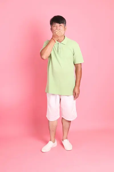 ピンクの背景にカジュアルな服を着たアジア系の先輩 — ストック写真
