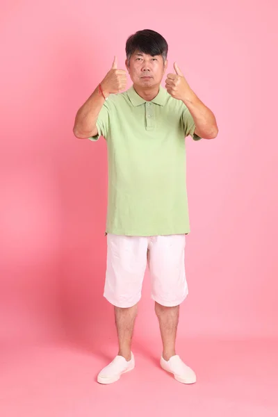 Homem Asiático Sênior Com Roupas Casuais Fundo Rosa — Fotografia de Stock
