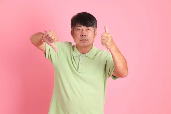 Den Äldre Asiatiska Mannen Med Casual Kläder Står Den Rosa — Stockfoto