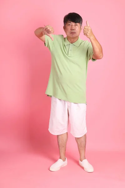 Старший Азиат Повседневной Одежде Стоит Розовом Фоне — стоковое фото