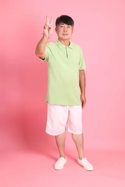 Starší Asijský Muž Ležérní Oblečení Stojící Růžovém Pozadí — Stock fotografie