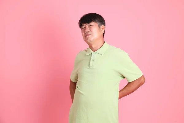 Starší Asijský Muž Ležérní Oblečení Stojící Růžovém Pozadí — Stock fotografie
