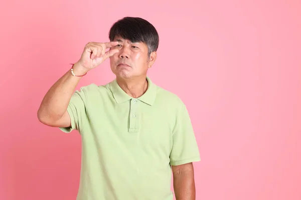 Uomo Asiatico Anziano Con Vestiti Casual Piedi Sullo Sfondo Rosa — Foto Stock