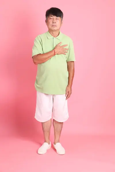 Ηλικιωμένος Ασιάτης Καθημερινά Ρούχα Που Στέκεται Στο Ροζ Φόντο — Φωτογραφία Αρχείου