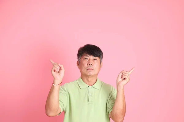 Uomo Asiatico Anziano Con Vestiti Casual Piedi Sullo Sfondo Rosa — Foto Stock