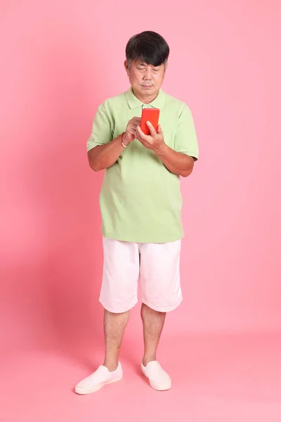 Hombre Asiático Mayor Con Ropa Casual Pie Sobre Fondo Rosa —  Fotos de Stock