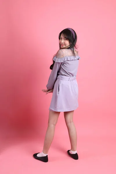 Jovem Mulher Asiática Bonito Com Preppy Vestido Sobre Fundo Rosa — Fotografia de Stock