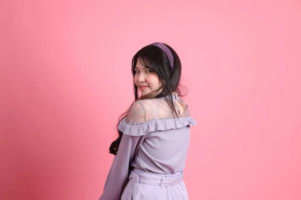 Pembe Arka Planda Duran Kolej Kıyafetli Tatlı Asyalı Genç Kadın — Stok fotoğraf