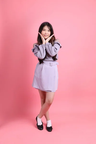 Jovem Mulher Asiática Bonito Com Preppy Vestido Sobre Fundo Rosa — Fotografia de Stock