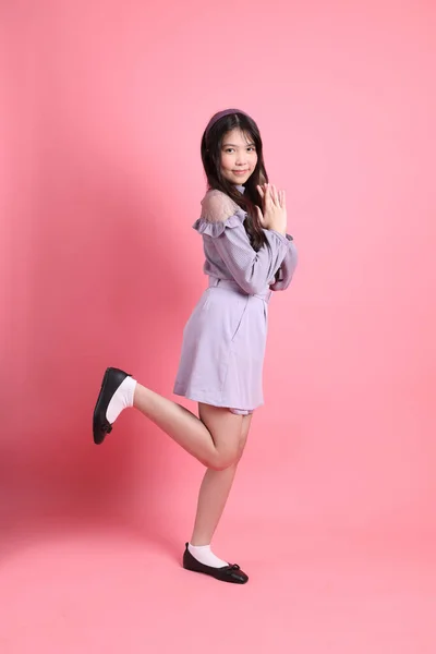 Милая Молодая Азиатка Красивой Одеждой Стоящая Розовом Фоне — стоковое фото