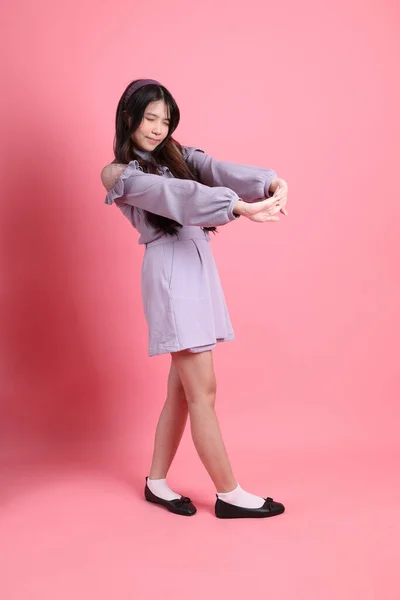 Roztomilé Mladé Asijské Žena Preppy Oblečený Stojící Růžovém Pozadí — Stock fotografie