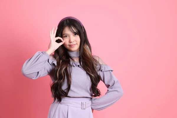 Jovem Mulher Asiática Bonito Com Preppy Vestido Sobre Fundo Rosa — Fotografia de Stock