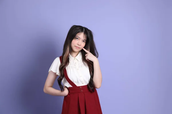 Jovem Mulher Asiática Bonito Com Preppy Vestido Sobre Fundo Roxo — Fotografia de Stock