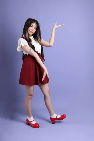 Joven Mujer Asiática Linda Con Preppy Vestido Pie Sobre Fondo — Foto de Stock