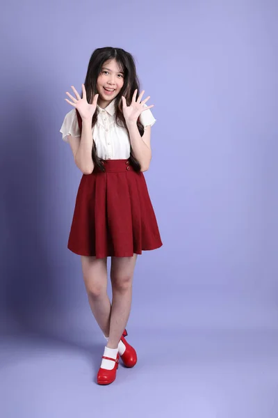Jovem Mulher Asiática Bonito Com Preppy Vestido Sobre Fundo Roxo — Fotografia de Stock