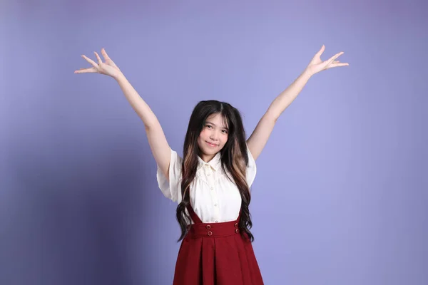 Милая Молодая Азиатка Красивой Одеждой Стоящая Фиолетовом Фоне — стоковое фото