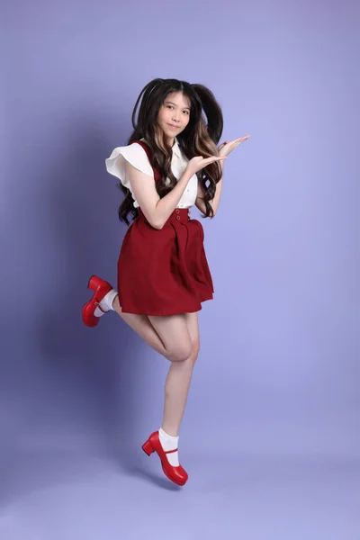 Joven Mujer Asiática Linda Con Preppy Vestido Pie Sobre Fondo — Foto de Stock