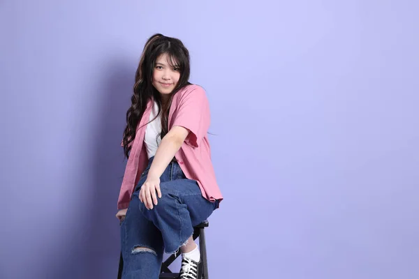 Мила Дівчина Азії Повсякденним Одягом Сидить Фіолетовому Фоні — стокове фото