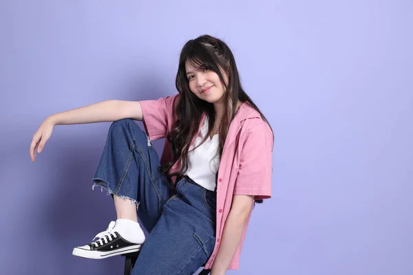Linda Chica Asiática Joven Con Ropa Casual Sentado Fondo Púrpura — Foto de Stock