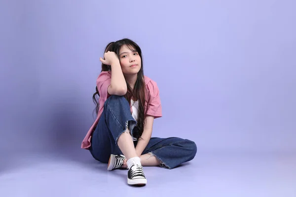 Χαριτωμένο Νεαρό Κορίτσι Της Ασίας Casual Ρούχα Στέκεται Στο Μωβ — Φωτογραφία Αρχείου