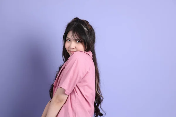 Мила Дівчина Азії Повсякденним Одягом Стоїть Фіолетовому Фоні — стокове фото
